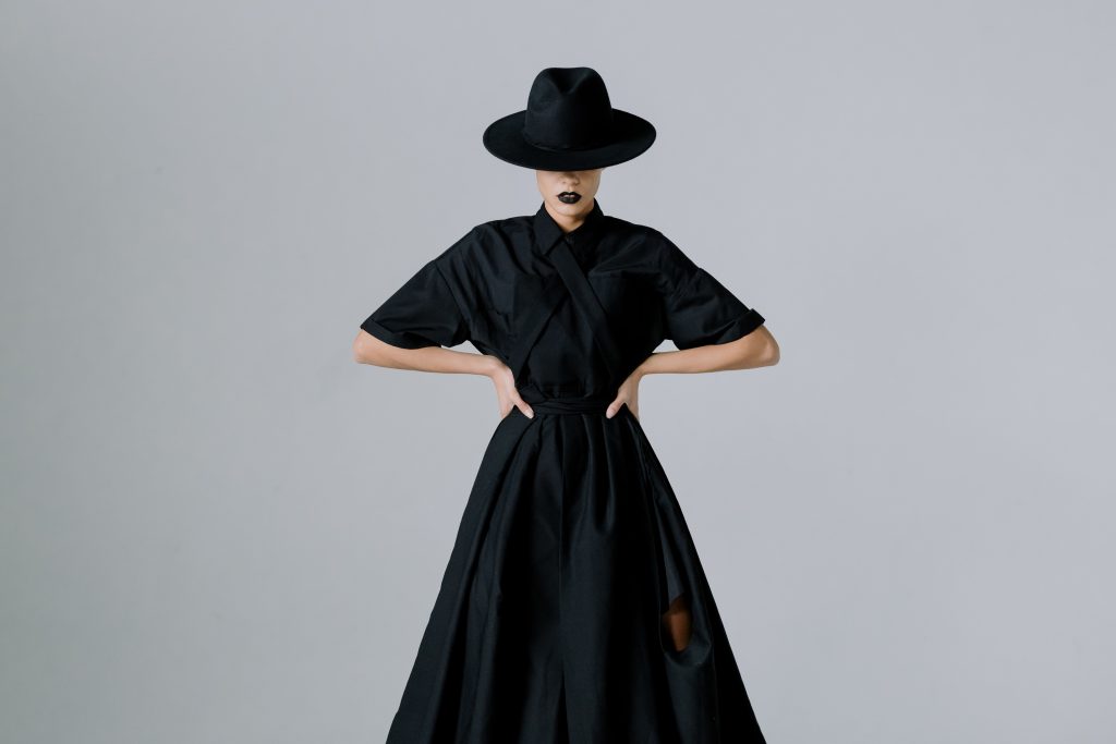 czy na wesele można iść w czarnej sukience